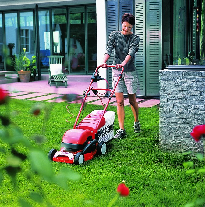 Pro malé plochy s hladkým terénem je nejlepší volbou elektrická sekačka