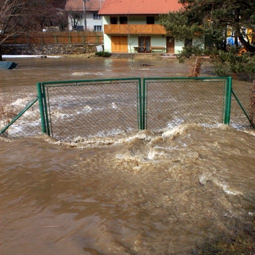 Kdo poskytoval humanitární pomoc městu Krymsk