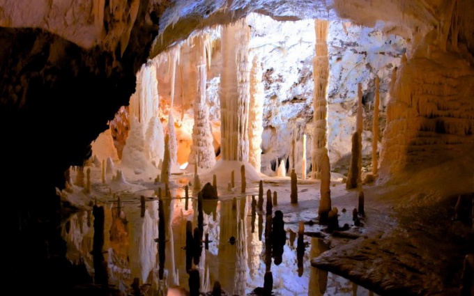 Co rozlišuje stalaktit od stalagmitu